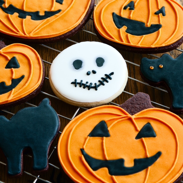 Halloween Kekse ausstechen und mit Glasur dekorieren: So geht&amp;#39;s!
