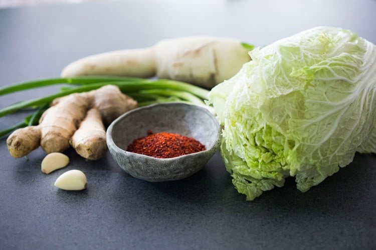 zutaten für kimchi wie paprikapulver chinakohl knoblauchzehen und ingwerknolle
