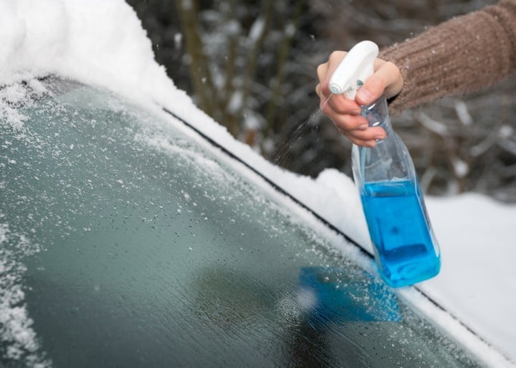 Alkohol Scheibenenteiser selber machen Eis vom Auto wegkratzen Tipps