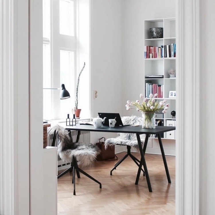 Arbeitszimmer skandinavisch einrichten mit Parkettboden und weißen Wänden
