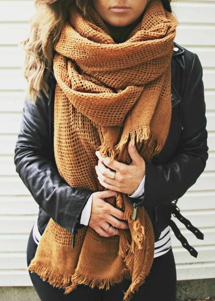 Attraktives Winter Outfit mit Lederjacke und braunem Schal