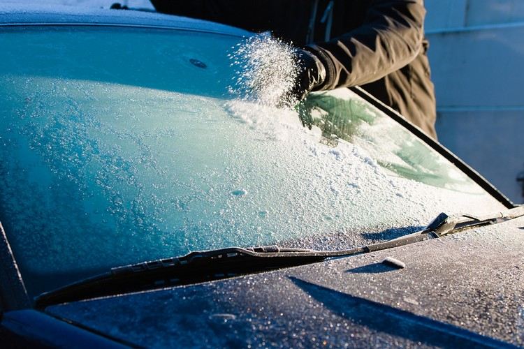 Auto Frostschutz Tipps Alkohol Scheibenenteiser selber machen