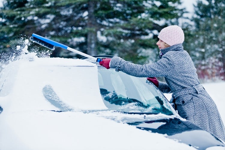 Autopflege bei Schnee Eis wegkratzen Scheibenenteiser selber machen