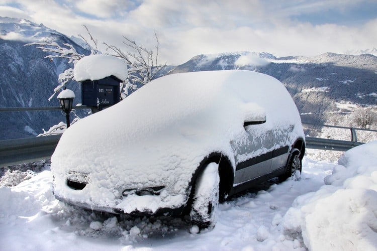 Autopflege im Winter Eis wegkratzen Alkohol Scheibenenteiser selber machen