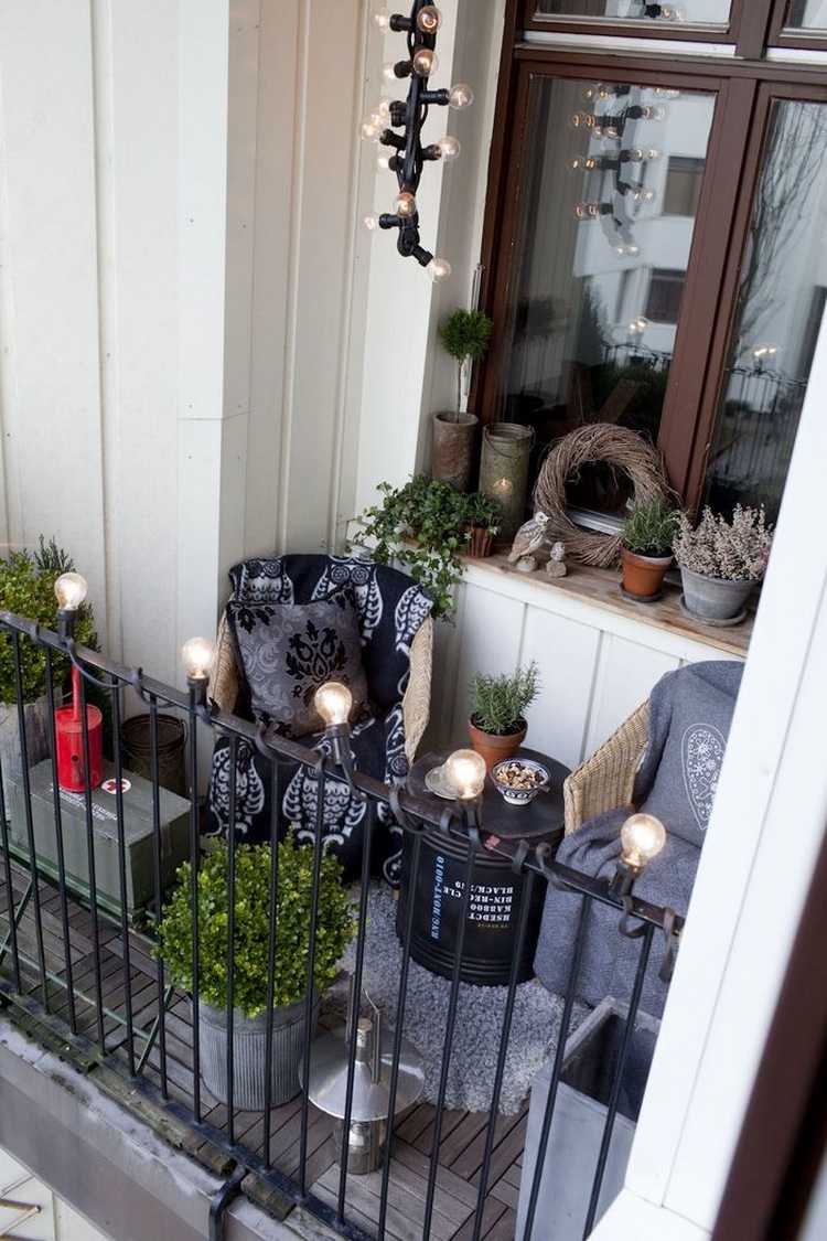 Balkon auch im Winter gemütlich gestalten mit Buchsbaum , Efeu und Eriken