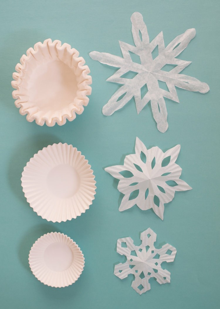 Basteleien aus Papier für die Weihnachtszeit - Schneeflocken aus Papierförmchen und Kaffeefilter