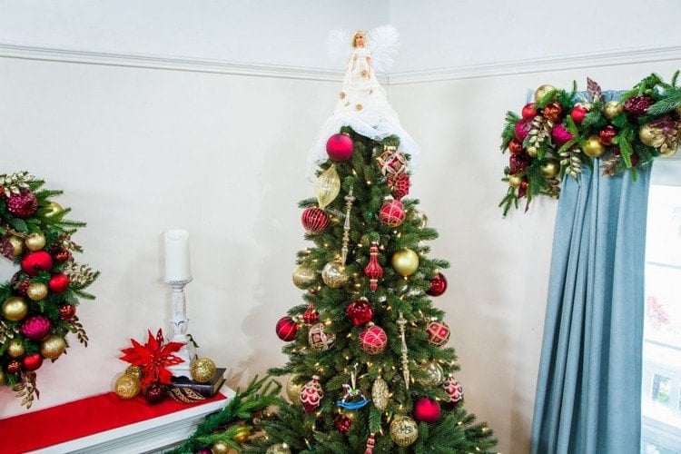 Christbaum rot gold geschmückt mit Weihnachtsbaumspitze Engel aus Puppe