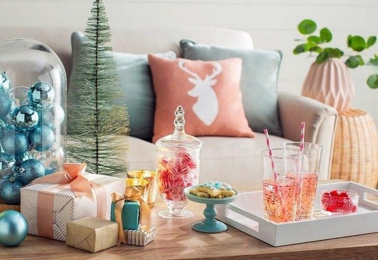 Beistelltisch weihnachtlich dekorieren Ideen in Pastellfarben