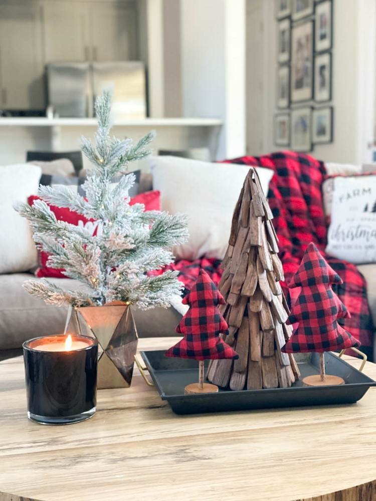 Beistelltisch weihnachtlich dekorieren Ideen mit rustikalem Tannenbaum aus Holz