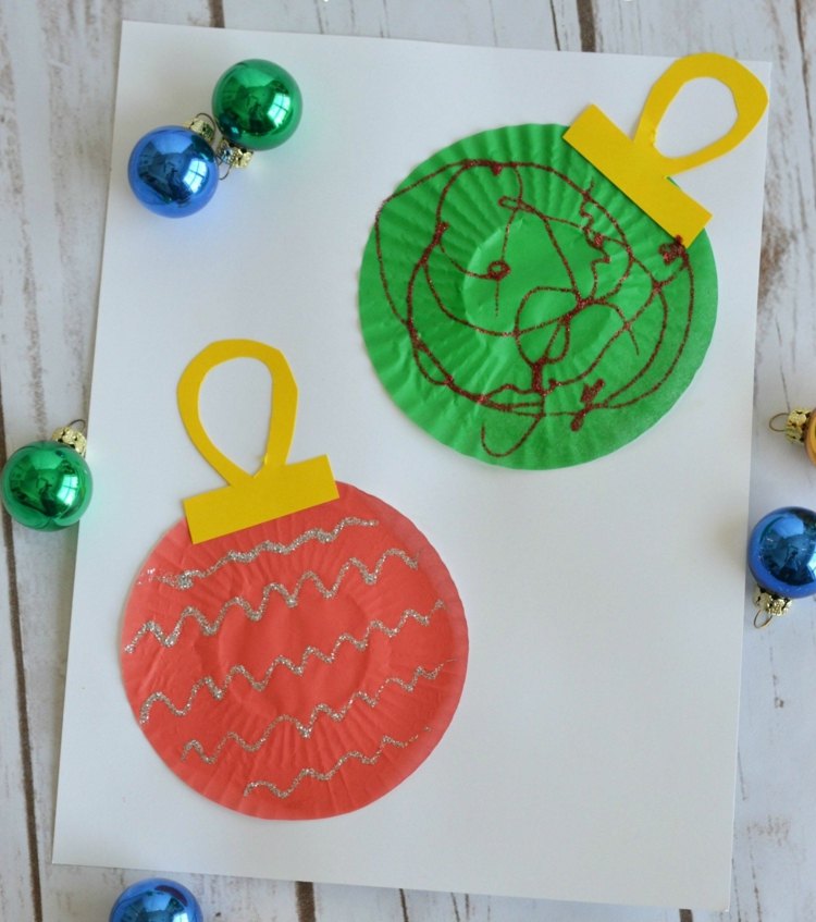 Christbaumkugeln basteln mit Muffinförmchen zu Weihnachten für Grußkarten