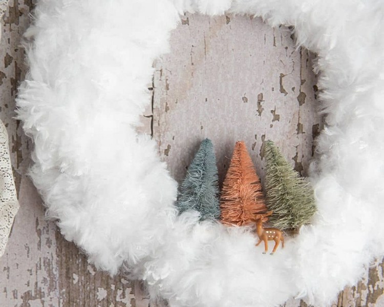 DIY Türkranz für Weihnachten mit Tannenbäumen und Reh-Figur