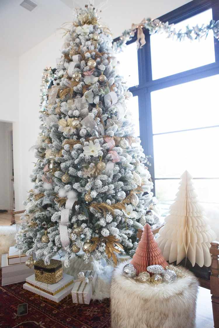 Dekorationsideen zu Weihnachten aus Papier Tannenbäume auf dem Couchtisch