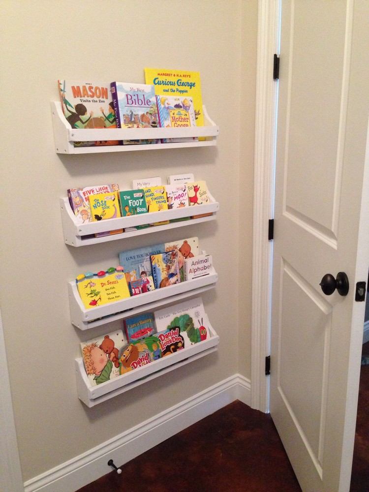 Ecke hinter Tür für Buchregale nutzen Ideen für kleines Kinderzimmer