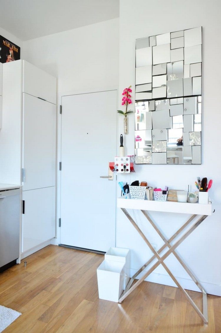 Ecke hinter der Tür nutzen Kühlschrank in der Küche in Einzimmerwohnung