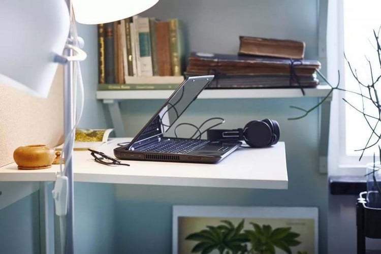 Ecklösung für Wohnzimmer Idee für Home Office mit klappbarem Tisch und Eckregal
