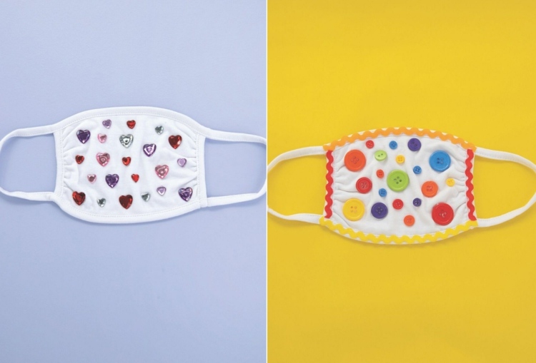 Einfache Idee in bunten Farben für Kinder mit herzförmigen Glitzersteinen und Knöpfen