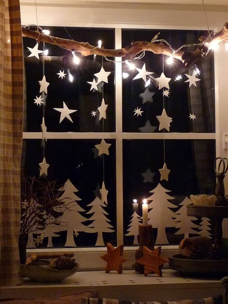 Fensterdeko Idee Winter mit Ast Sternen und Bäumen