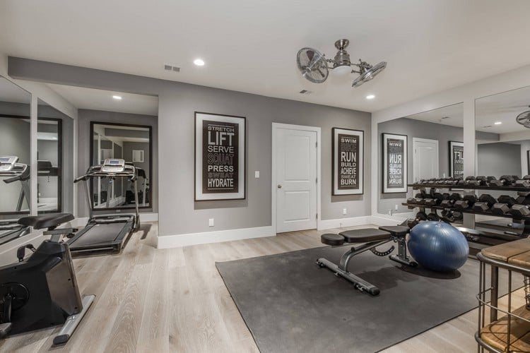 Fitnessstudio Zuhause einrichten Kleiner Fitnessraum im Keller