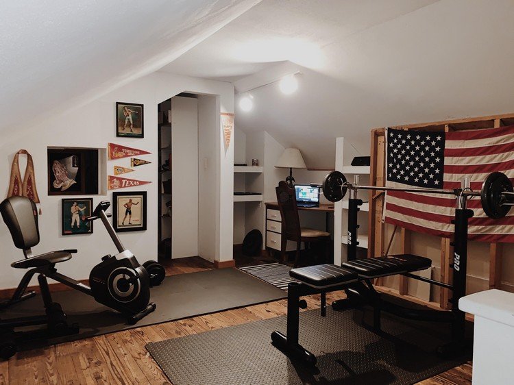 Fitnessstudio daheim einrichten Boden Sportraum Dachboden Fitnessraum