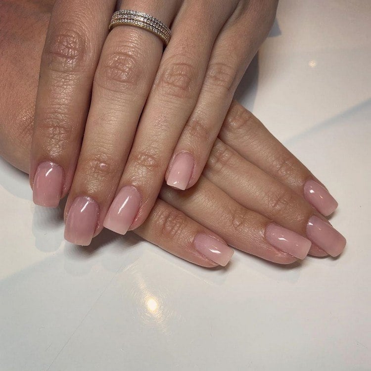 Gelnägel Natur rosa kurze Nägel lackieren French Nails Nageldesign