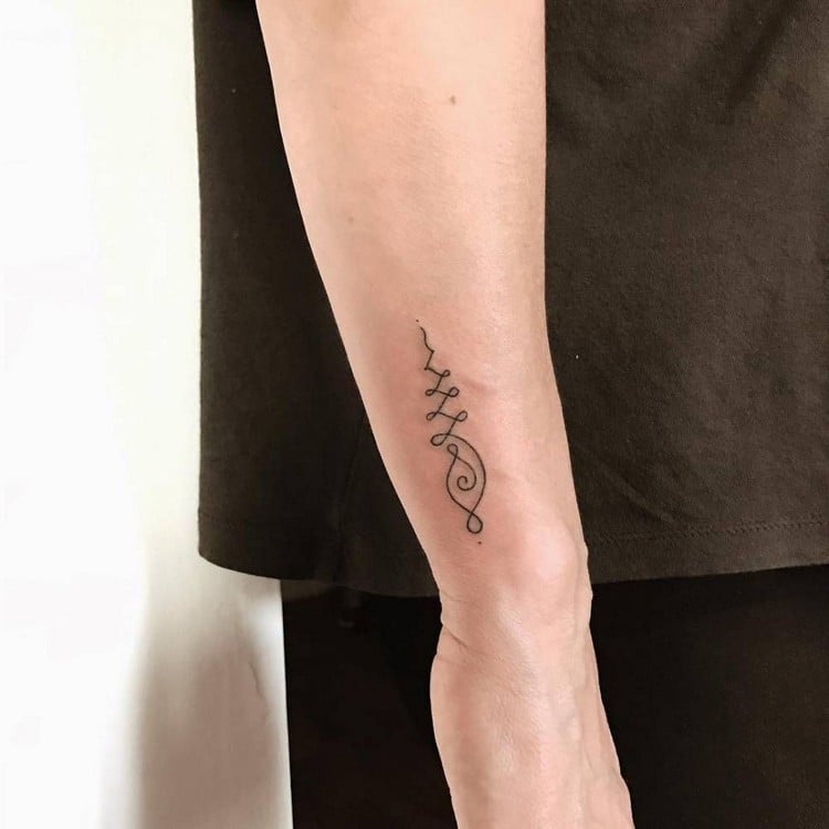 Handgelenk Tattoodesign für Frauen Unalome Bedeutung Buddhistische Symbole Tattoomotiv