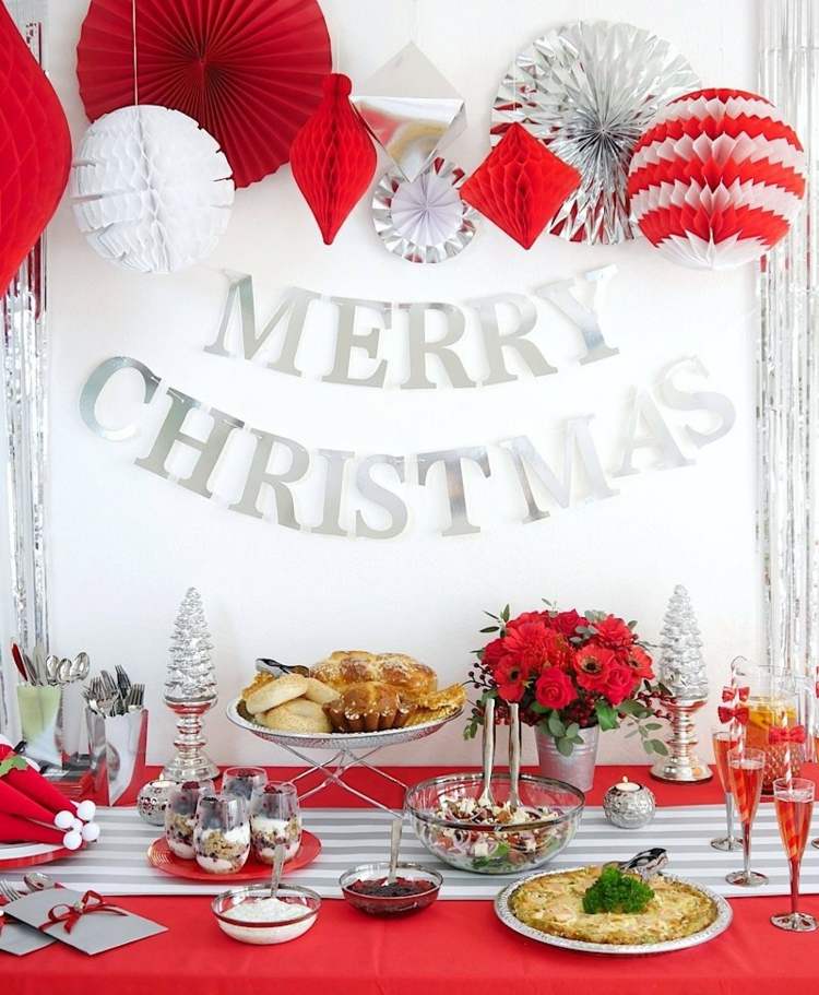 Hübsche Gestaltung des Weihnachtsbuffets in Rot und Weiß