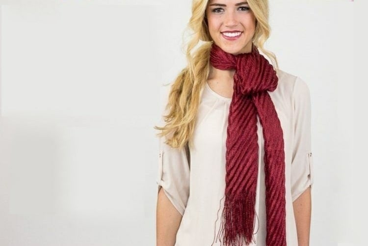 Hübsche Idee, wie Sie einen Winter Schal binden mit Halbschleife