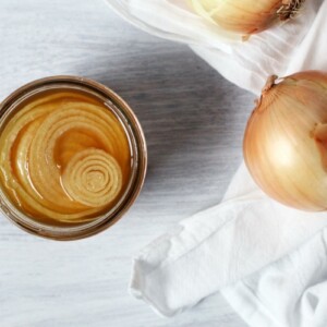 Hustensaft selber machen mit Zwiebeln und Zucker oder Honig