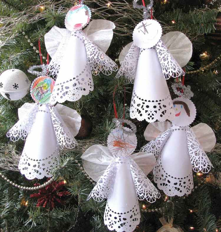 Idee zum Basteln mit Tortenspitze zu Weihnachten für Kinder - Engel als selbstgemachter Baumschmuck