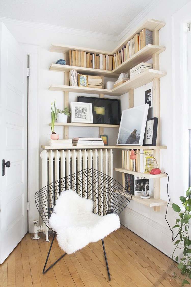 Ideen für Wohnzimmer Ecken Eckregale und Sessel im skandinavischen Stil