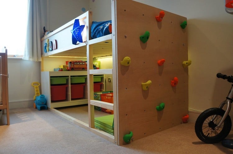 Ikea Kinderbett Kura umgestalten mit Kletterwand und Spielecke