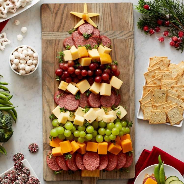 Kaltes Weihnachtsbuffet Rezepte mit Wurst, Käse und Obst in Form eines Tannenbaums