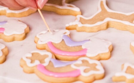Kekse verzieren mit Royal Icing Luftbläschen platzen