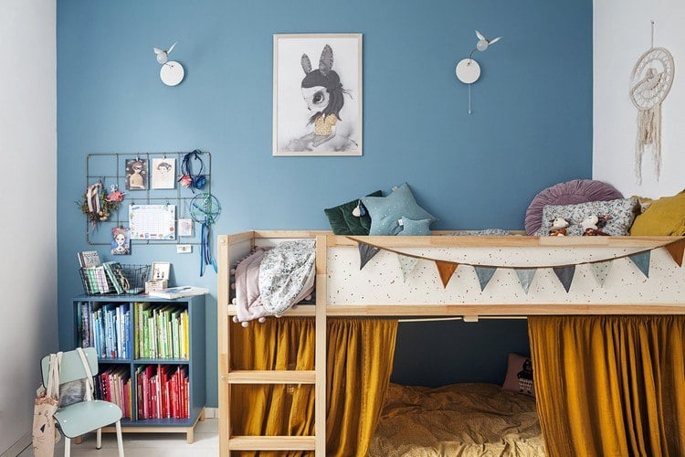 Kinderzimmer Idee mit blauer Wand Ikea Kinderbett mit Vorhang