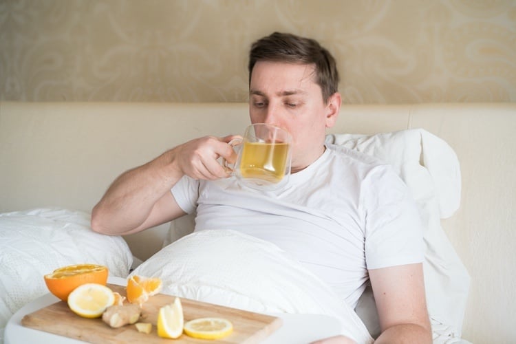 Krank zuhause bleiben und viel Tee mit Ingwer und Zitrone trinken