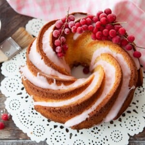 Kuchen verzieren mit Zuckerguss Gugelhupf Beeren Deko