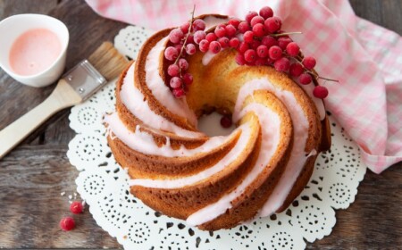 Kuchen verzieren mit Zuckerguss Gugelhupf Beeren Deko