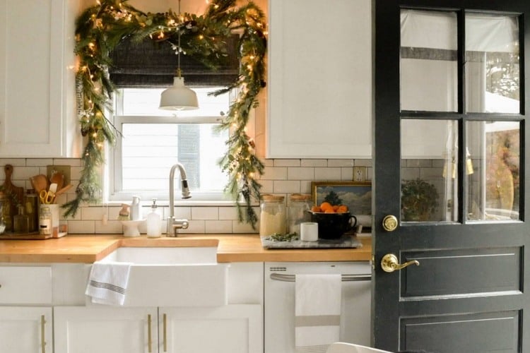 Küchenfenster zu Weihnachten dekorieren mit Tannengirlande und Lichterkette