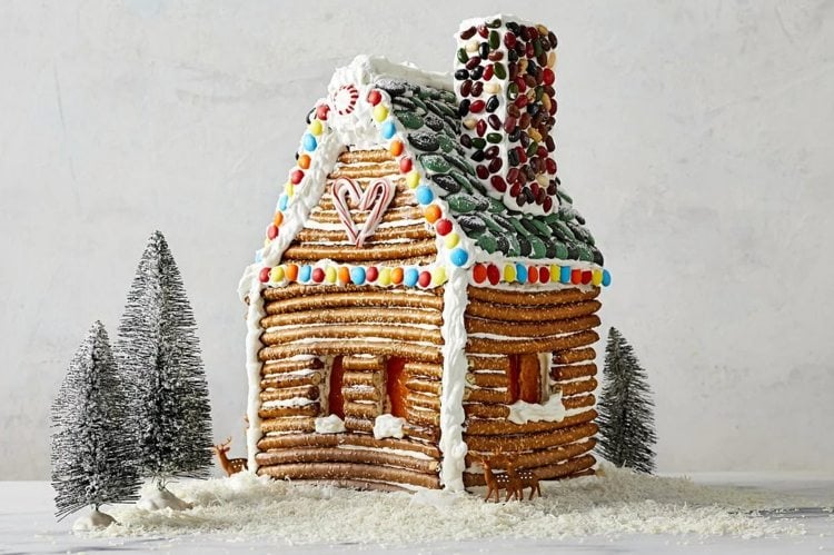 Lebkuchenhaus dekorieren mit Salzstangen für ein Alpenhaus