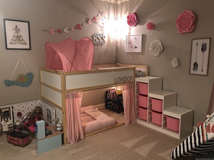 Mädchenzimmer mit Leseecke Vorhang unter Ikea Kura Bett