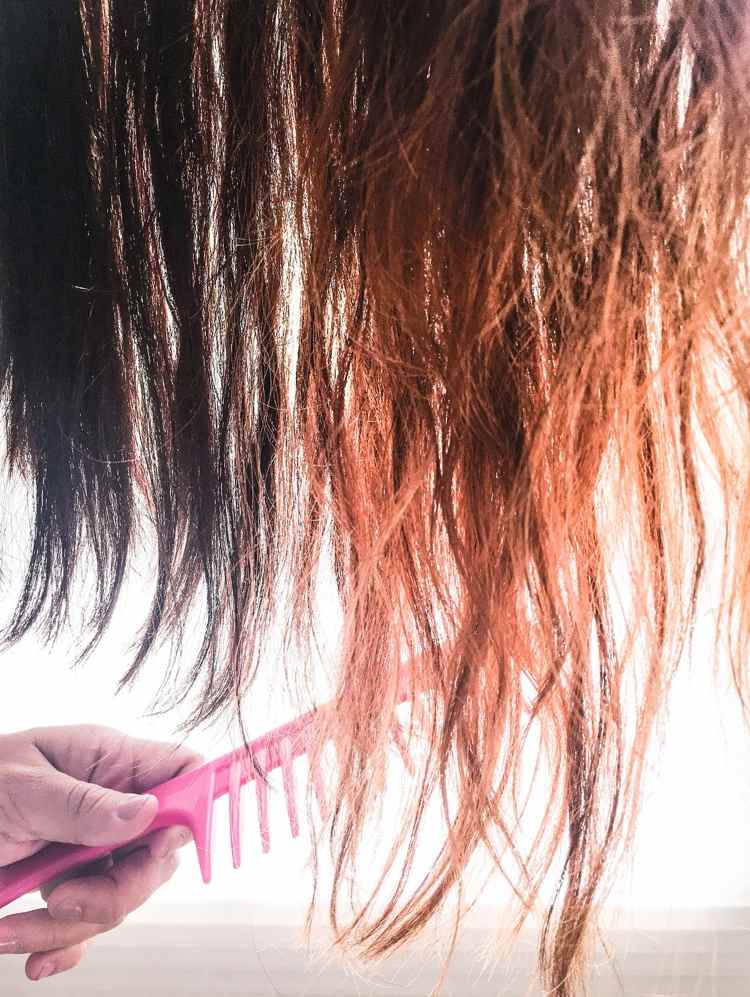 Maisstärke anwenden um Haarknoten zu entwirren