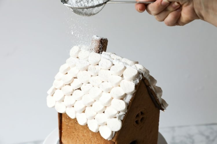 Marshmallows in Scheiben schneiden für einfache und weiße Dachziegel