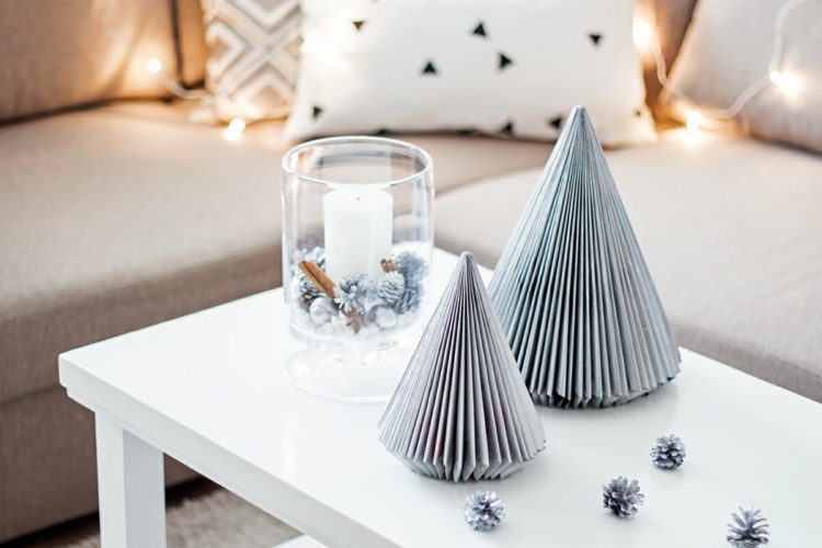 Minimalistische Tannenbäume als Upcycling Weihnachtsdeko aus Papier