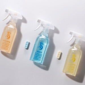Modern cleaner Projekt Supublic Reinigungsmittel in wiederverwendbaren Sprayflaschen nachhaltig