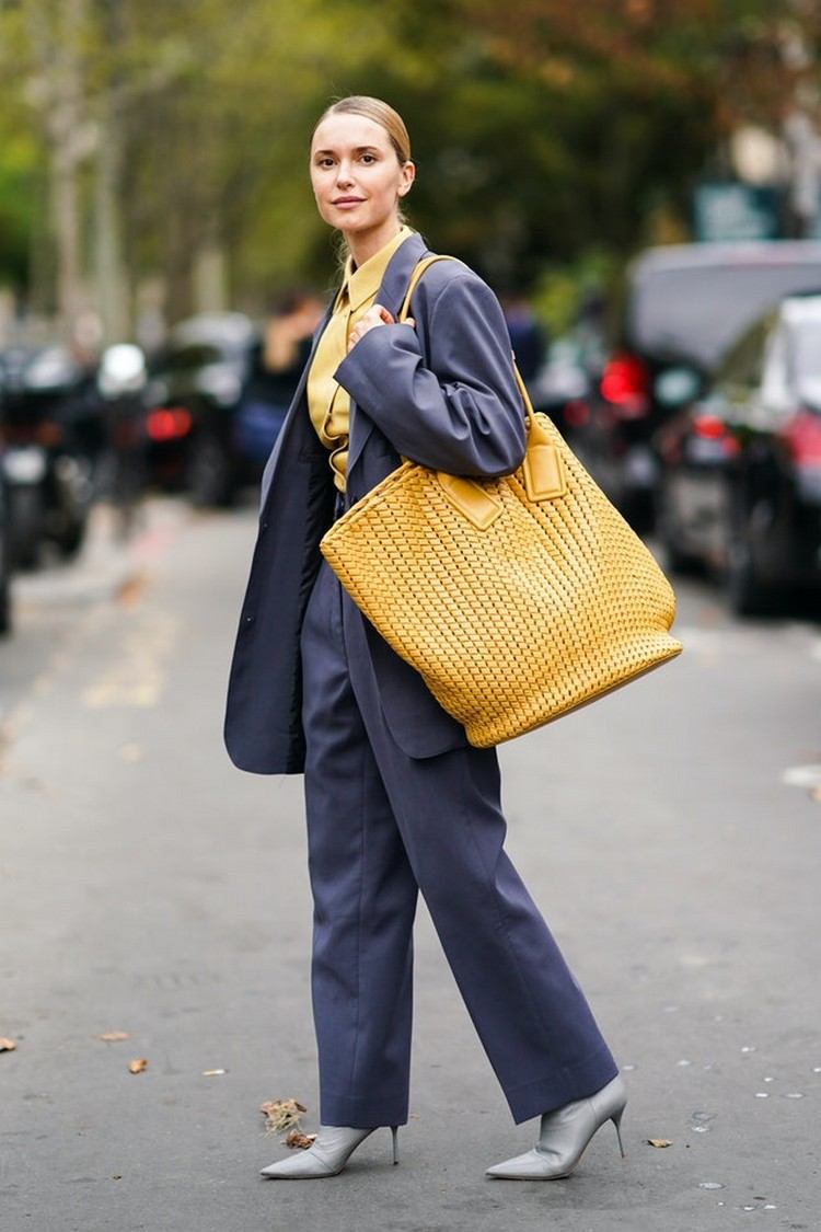 Oversize Tasche in Gelb mit bürotauglichem Outfit kombiniert