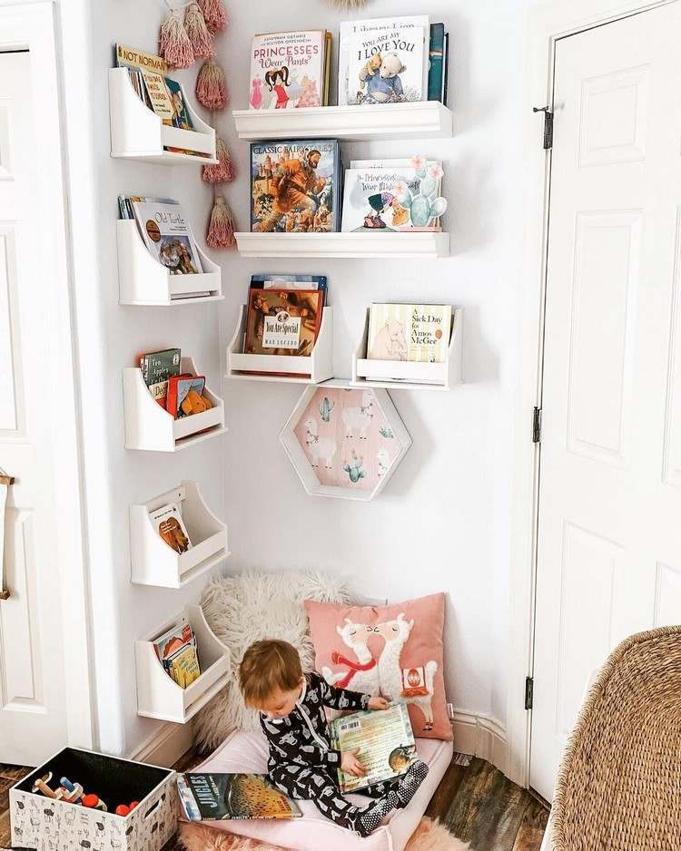 Platz hinter Tür im Kinderzimmer als Leseecke gestalten