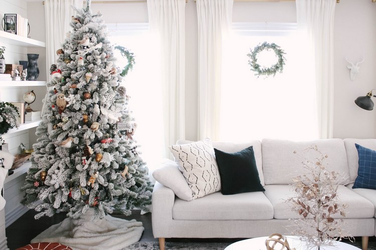 Schnee bedeckter Weihnachtsbaum im Wohnzimmer natürliche Deko