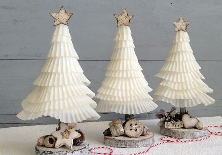 Schöne Weihnachtsbäume in Weiß auf Holzscheiben
