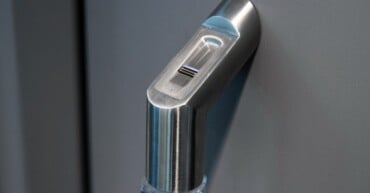 Smarte Technologie für moderne Haustüren von Pirnar Fingerscanner
