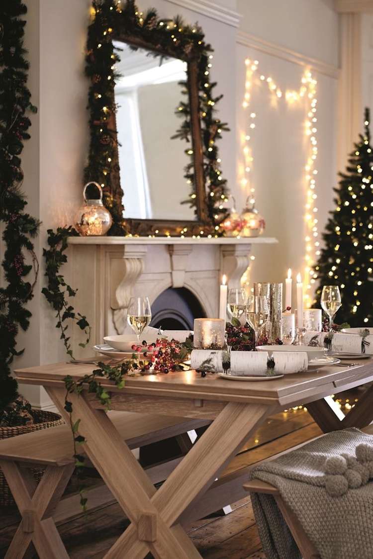 Spiegel weihnachtlich dekorieren - den Spiegelrahmen mit Lichterketten und Grün